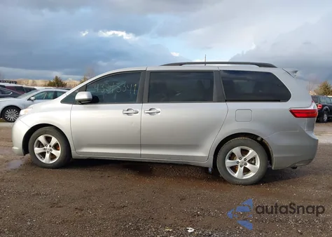2015 Toyota Sienna Le 8 Passenger z USA, uszkodzony, nr VIN 5TDKK3DCXFS585488